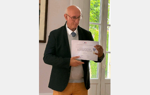 Mr Patrick INDA a reçu la médaille de bronze ...